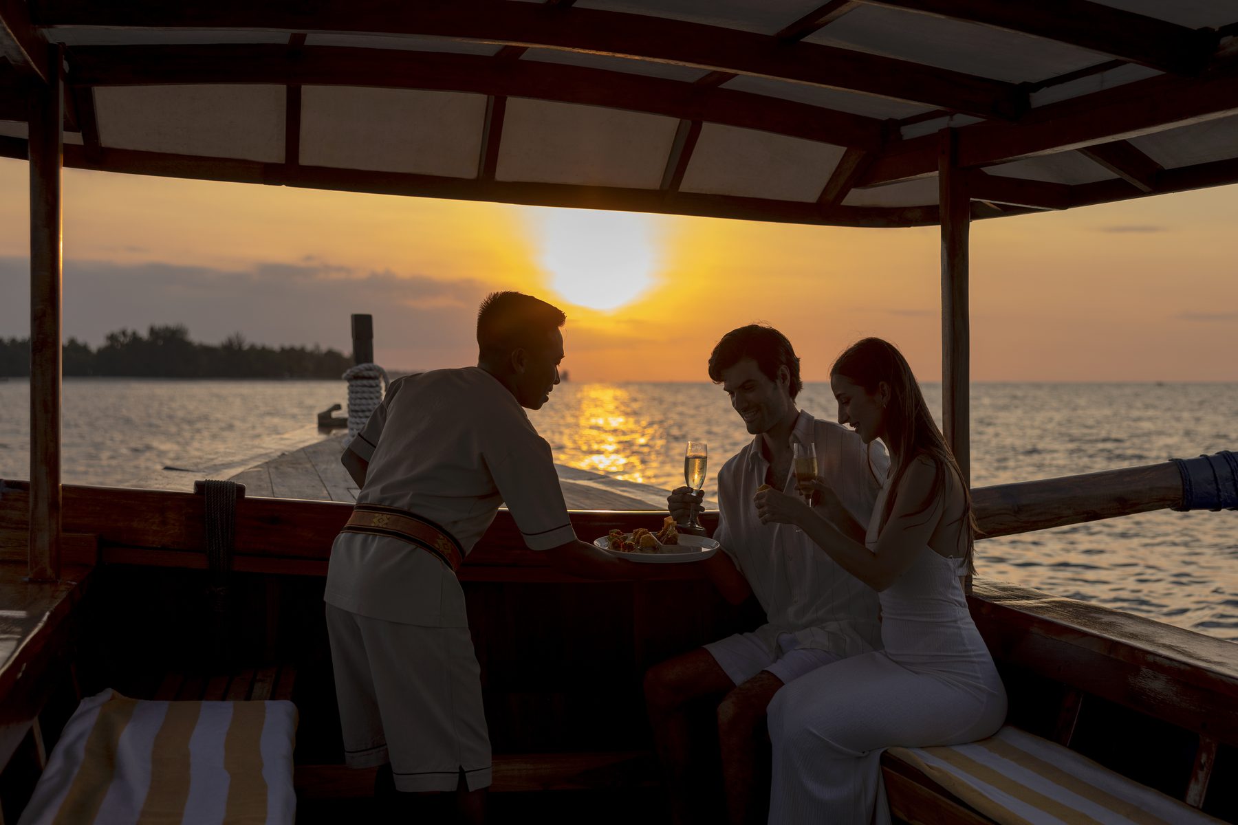 Crucero privado al atardecer hacia el templo de Uluwatu en Bali